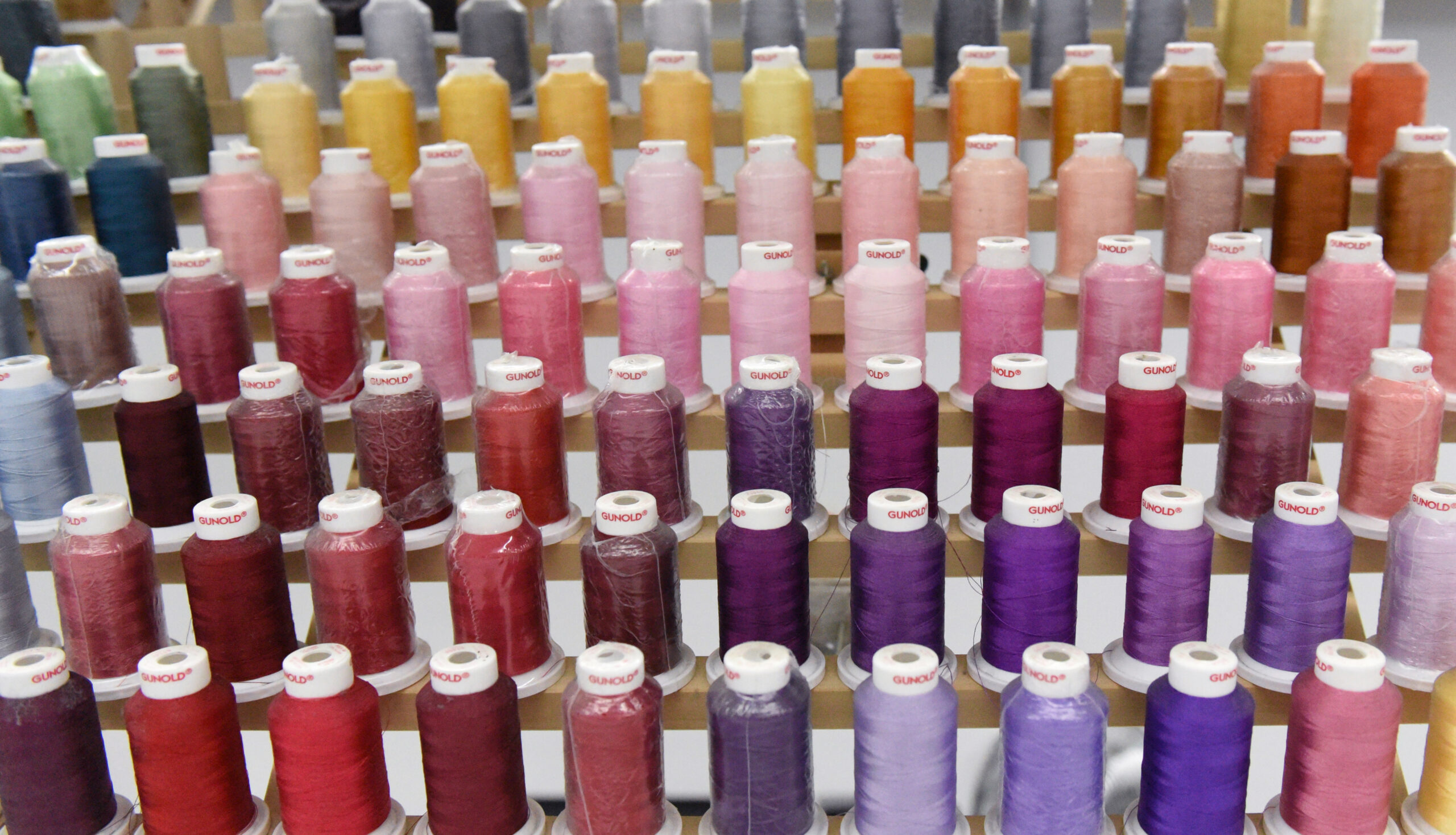 Garnrollen in vielen Farben im Stick-Bereich von Tex & Print